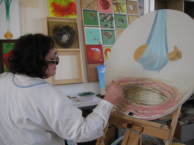 parabole en train de comencer � etre peinte, exposition � Aventure Land